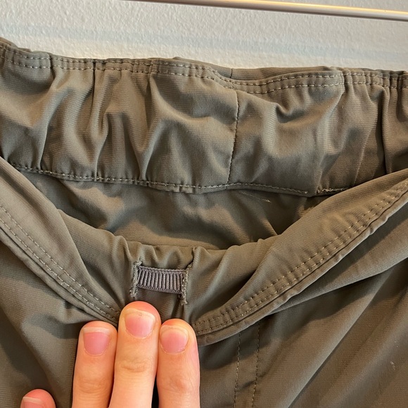 Vuori Olive Green Pants - Small -Athleisure Tapered Jogger/ Sweats / Slack - Picture 3 of 5
